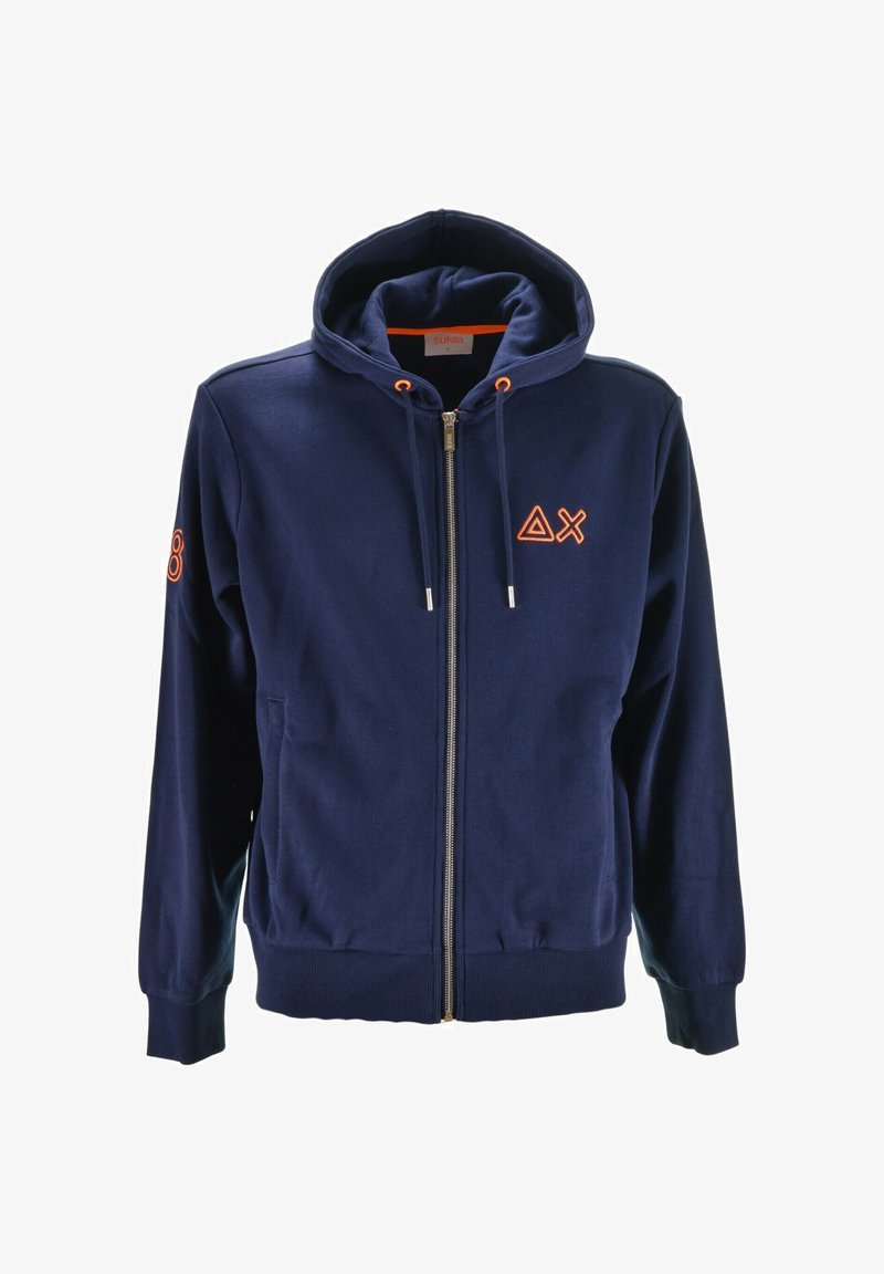 Felpa con zip di colore blu navy, dotata di cappuccio, tasche frontali, punte del cordino arancioni e simboli Delta e X ricamati in arancione sul petto e sulla manica.