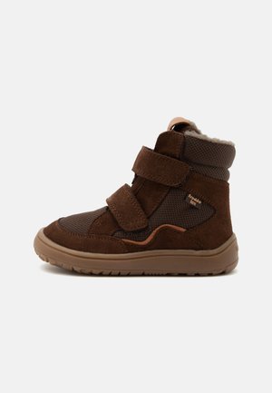 Bottine d'hiver montante marron avec double fermeture Velcro, tissu texturé, détails en daim et doublure en fourrure sur une semelle en caoutchouc.