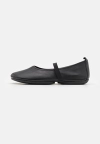 Svarta läderballetskor med rund tå, elastiskt band över fotryggen och en låg profil. Slät yta och minimalistisk design.