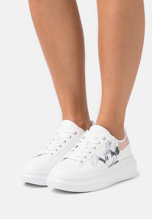 Weiße Canvas-Sneaker mit einer glatten Oberfläche, die einen seitlichen Druck eines Charakters und einen hellrosa Akzent an der Ferse aufweisen.