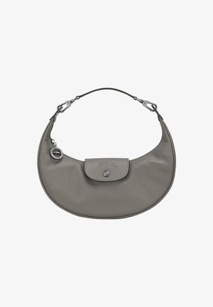 Graue Leder-Umhängetasche mit runder Form, ausgestattet mit einem Klappenverschluss und silberfarbenen Hardware-Details. Mit einem Schlüsselanhänger.