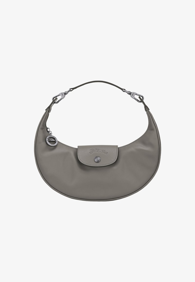 Graue Leder-Umhängetasche mit runder Form, ausgestattet mit einem Klappenverschluss und silberfarbenen Hardware-Details. Mit einem Schlüsselanhänger.