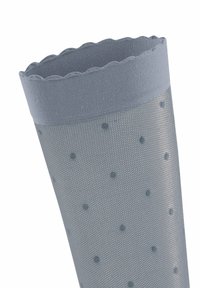 Helle blaue Netzstrumpf mit einem gewellten oberen Abschluss und einem Punkte-Muster. Hergestellt aus atmungsaktivem Material, das ein strukturiertes Aussehen verleiht.
