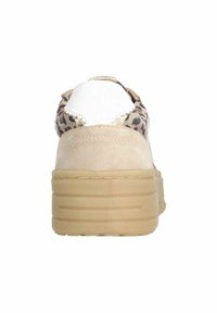 Beige Wildledersneaker mit dickem Sohlen und einem Leopardenmuster am Fersenbereich. Mit weißem Stoffpanel und strukturiertem Gummiuntersohle.
