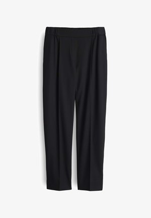 Pantalon noir en tissu lisse, avec une taille large, des plis à l'avant et une coupe fuselée. Longueur standard sans poches visibles.
