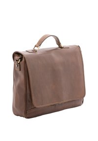 Briefcase in pelle marrone con maniglia superiore, chiusura a pattina e cuciture visibili su sfondo bianco.