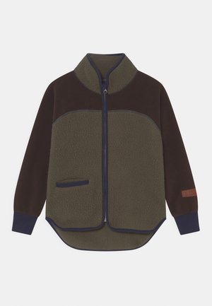 Chaqueta de forro polar con cuerpo color verde oliva y hombros marrones, con cierre de cremallera, bolsillo lateral y detalles decorativos en las mangas.