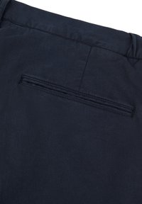 Tessuto blu navy con una superficie liscia, caratterizzato da una tasca a filetto singola sul retro e cuciture pulite lungo i bordi.