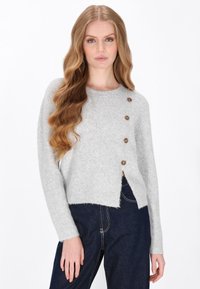 Grå strikket cardigan med lange ærmer, der har en rund halsudskæring og tre trælader, i en cropped længde med en lige kant.