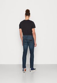 Wrangler LARSTON - Calças de ganga justas - dark brushed