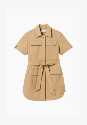 Robe-chemise beige à manches courtes avec col boutonné, quatre poches à rabat et ceinture nouée à la taille sur fond blanc.