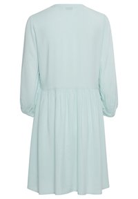 Rochie verde menta deschis, confecționată dintr-un material moale. Dispune de mâneci lungi și puff și o talie strânsă care se continuă cu o fustă ușor evazată.
