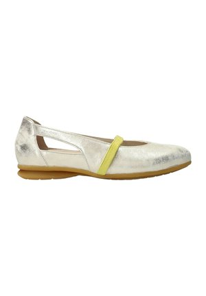 Chaussure plate argentée avec semelle marron clair, bride jaune sur le dessus et côtés ouverts pour un confort aéré.