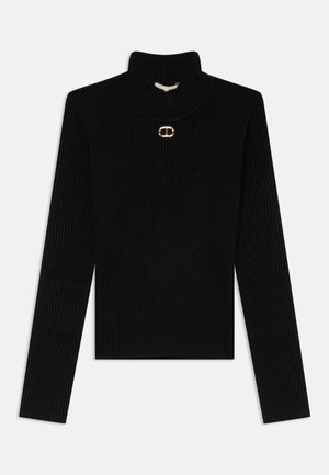 Pull à col roulé noir en maille côtelée avec des manches longues et une coupe ajustée. Présente un accent logo doré sur la poitrine. Texture douce.