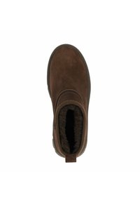 Bottines en suédine marron avec un intérieur doux et texturé. Dotées d'un bout rond, d'un panneau latéral élastique et d'une languette pour un enfilage facile.