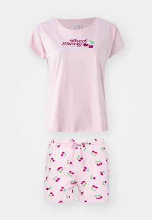 Růžový bavlněný pyžamový set s tričkem s krátkými rukávy a nápisem "Sweet Cherry" a šortky s třešňovým potiskem a šňůrkou v pase.