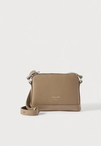 Borsa a tracolla in pelle color cuoio con superficie texturizzata, accessori in argento e chiusura con zip. Dotata di tracolla regolabile per versatilità.