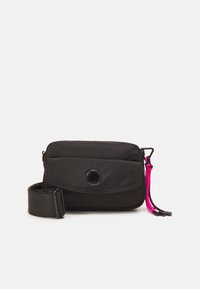 Borsa a tracolla nera in nylon con patta, accessori circolari, cordini rosa e tracolla regolabile. Design compatto adatto per gli essenziali.