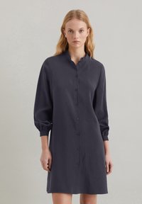 Abito button-up blu scuro con colletto alla cinese, maniche lunghe a sbuffo e silhouette dritta, realizzato in tessuto liscio.