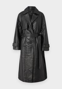 Čierny kožený trench coat s opaskom, širokým golierom, dlhými rukávmi a hladkou textúrou. Rysy zahŕňajú dvojradové zapínanie a dĺžku po kolená.