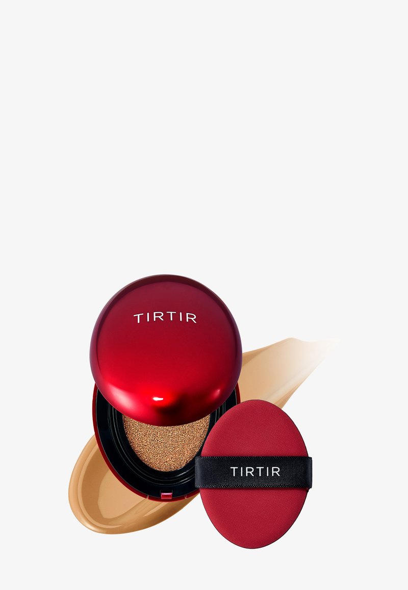 Polvera compacta de base de maquillaje TIRTIR en metal rojo brillante. Incluye esponja aplicadora en rojo con banda negra. Producto cremoso en beige claramente aplicado.