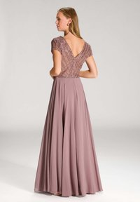 Robe longue mauve avec un corsage en V ornée de perles, à manches courtes et une jupe fluide. Des détails texturés le long du corsage rehaussent le design.