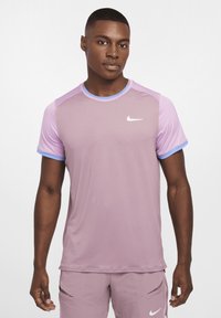 Nike Performance ADVTG - Tekninen t-paita - plum dust beyond pink royal pulse white