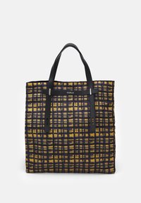 Sac fourre-tout présentant un motif tissé jaune et noir, avec des poignées en cuir noir et des accessoires en argent. Le devant arbore le logo "FURLA".