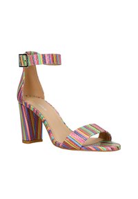 Kolorowy sandał na wysokim obcasie z paskiem wokół kostki i masywnym obcasem, o teksturowanym wykończeniu i gładkiej, wewnętrznej podeszwie.