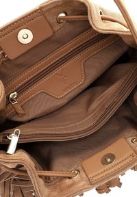 Tan spalvos rankinė su minkšta medžiagos išore, turinti užtrauktuko vidinį kišenę, odinius akcentus ir spaudimo uždarymą. Išklota lygaus paviršiaus medžiaga.