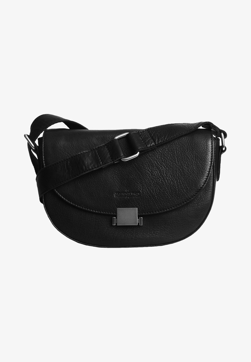 Schwarze Leder-Crossbody-Tasche mit einer geschwungenen Klappe, silberner Hardware und einem rechteckigen Verschluss. Strukturierten Oberfläche und verstellbarem Tragegurt.