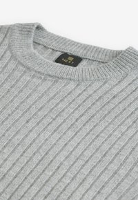 Gray ribbed sweater with a round neckline. Made of soft fabric featuring vertical lines. Tag displayed in black with gold lettering.