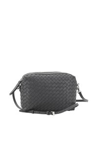 Schwarze gewebte Leder-Umhängetasche mit Reißverschluss, verstellbarem Tragegurt und glatter Oberfläche. Rechteckige Form mit feinen Details.