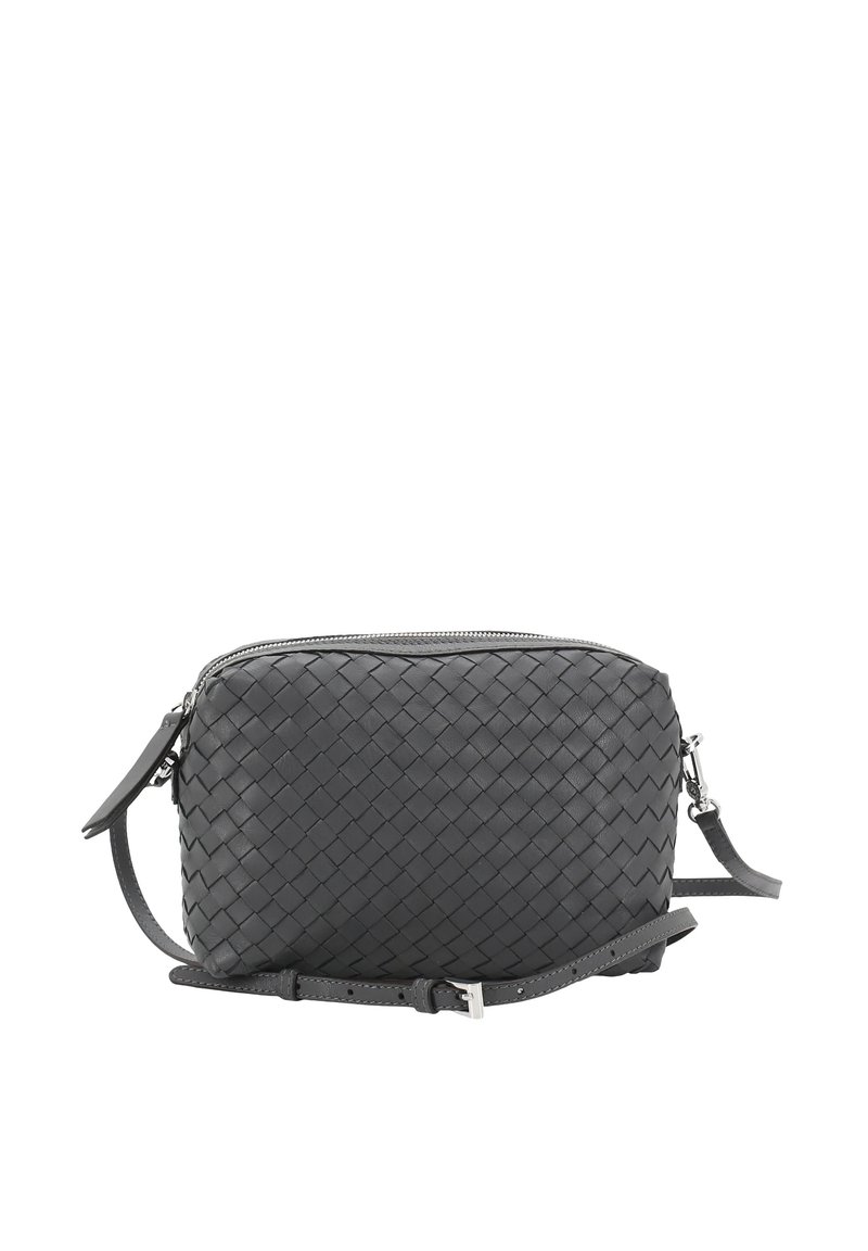 Schwarze gewebte Leder-Umhängetasche mit Reißverschluss, verstellbarem Tragegurt und glatter Oberfläche. Rechteckige Form mit feinen Details.