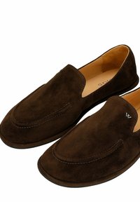 Paio di mocassini slip-on in camoscio marrone scuro con punta arrotondata, fodera interna marrone chiaro e piccolo logo ricamato sul bordo superiore.