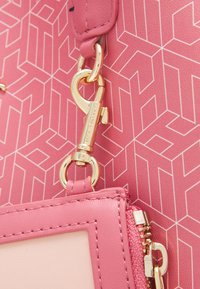 Tommy Hilfiger ICONIC TOTE MONOGRAM - Shopping Bag - english pink monogram