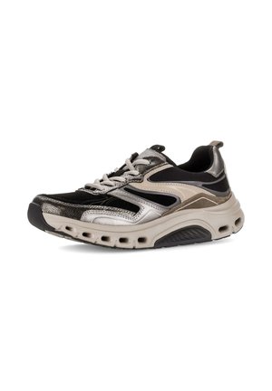 Schwarz-silberner Sportschuh mit Mesh-Einsätzen, dicker beiger Sohle mit Belüftungslöchern und Schnürung vorn, von der Seite gezeigt.