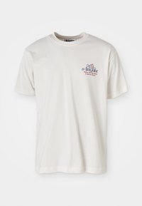 Camiseta de algodón blanca de mangas cortas, con una impresión colorida que dice "NEW YORK Pizza On My Mind" en el lado izquierdo del pecho.