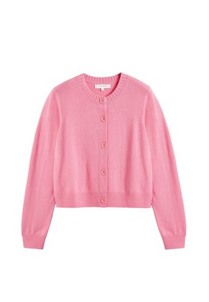 Roze, korte cardigan gemaakt van zachte stof. Heeft een ronde halslijn, zes knoopsluitingen en geribde manchetten en zoom voor textuur.