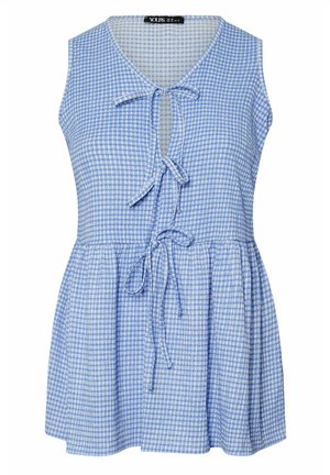 Top sin mangas de cuadro vichy azul y blanco con escote en V, tres lazos en la parte delantera y cintura fruncida que crea un dobladillo suelto y acampanado.