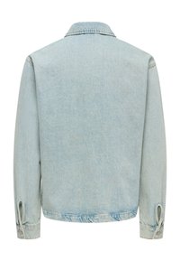 Jasnoniebieska kurtka jeansowa z klasycznym kołnierzem, długimi rękawami i teksturowanym wykończeniem. Posiada mankiety zapinane na guziki oraz boczne rozcięcia na dole.