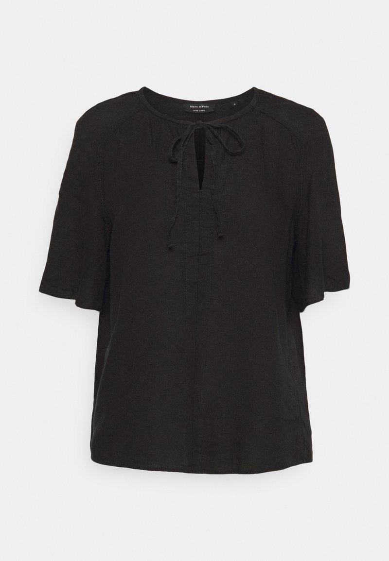 Top de lino negro con escote redondo, mangas cortas y un detalle de lazo en la parte frontal. Cuenta con una tapeta parcial y un corte holgado. Diseño simple y sin adornos.