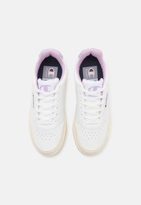 Sneaker bianche in pelle con finitura liscia, dotate di un collo imbottito viola, punta perforata, lacci bianchi e dettagli con logo sui lati.