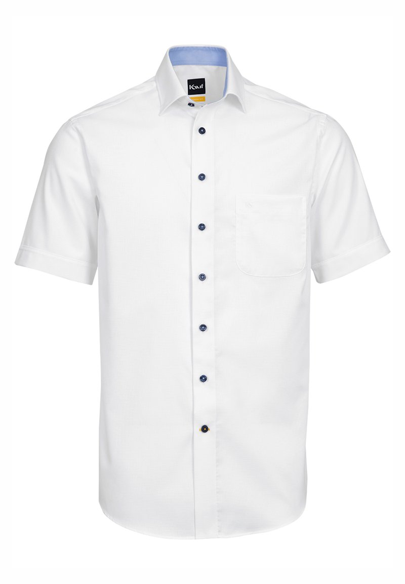 Camicia bianca a maniche corte con colletto blu. Presenta una tasca frontale, bottoni frontali in diverse tonalità di blu navy e un tessuto testurizzato.