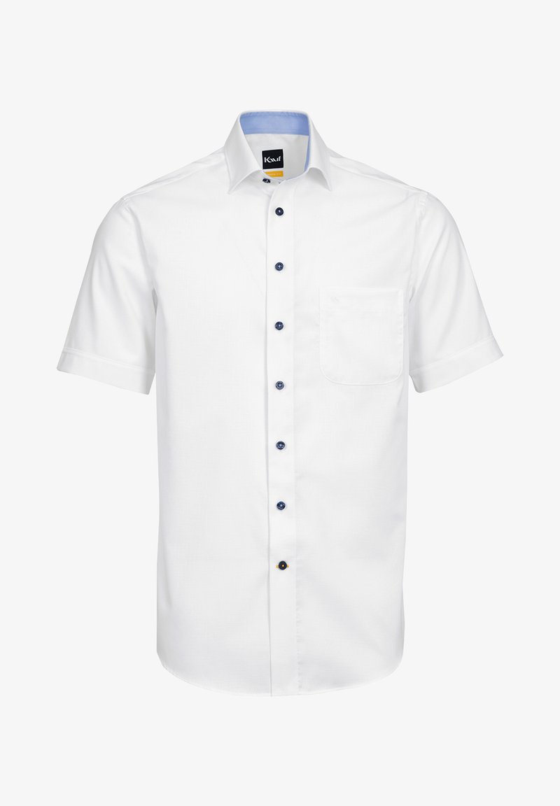 Camicia bianca a maniche corte con colletto blu. Presenta una tasca frontale, bottoni frontali in diverse tonalità di blu navy e un tessuto testurizzato.