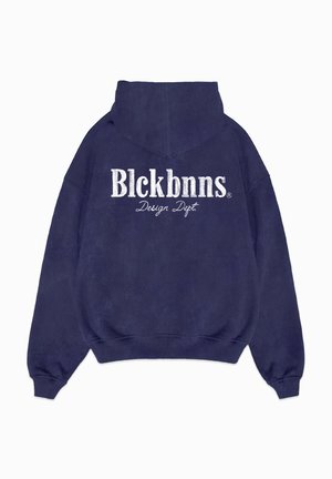 Marineblauwe hoodie met witte tekst "Blckbnns Design Dept." op de achterkant, voorzien van ribbelboorden en een ribbelband.