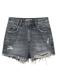 Shorts en denim noir délavé avec des patchs effilochés, un ourlet effiloché, des poches avant et une fermeture à bouton.