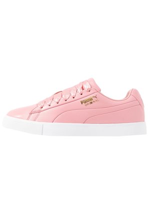 Lage roze leren sneaker met witte zool, satijnen veters en een gouden Puma Original-logo aan de zijkant.