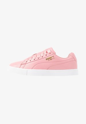 Sneaker in pelle rosa a taglio basso con suola bianca, lacci in raso e logo Puma Original dorato sul lato.