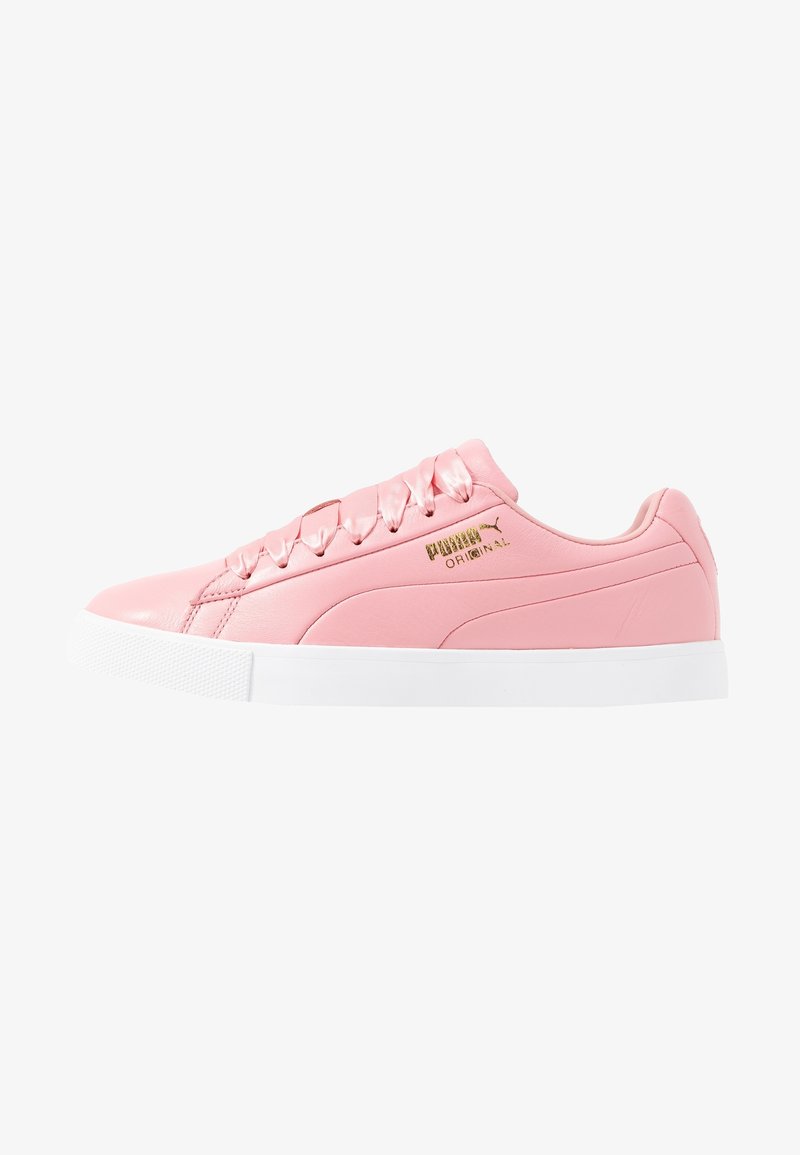 Baskets basses en cuir rose avec semelle blanche, lacets en satin et logo Puma Original doré sur le côté.